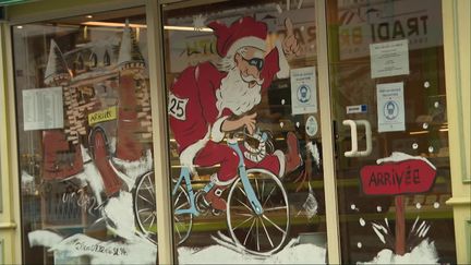 Ce père Noël sur un vélo annonce le passage du Tour de France en Bretagne en 2021 (Q.Cezard / France Télévisions)