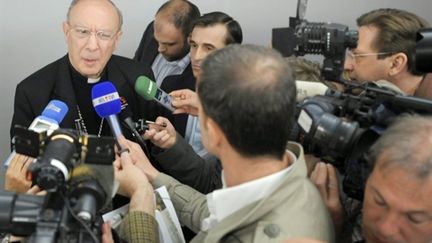 L'archevêque Leonard révélant la démission d'un évêque belge pour pédophilie (23-2-2010) (AFP - BELGA - BENOIT DOPPAGNE)