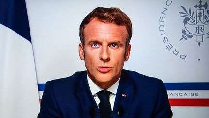 Emmanuel Macron, lors d'une allocution télévisée, le 16 août 2021. (CHRISTOPHE ARCHAMBAULT / AFP)