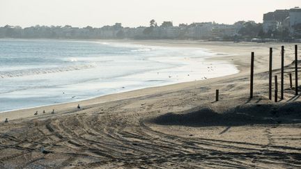 La plage déserte de La Baule (Loire-Atlantique) pendant le confinement, le 13 avril 2020. (SEBASTIEN SALOM-GOMIS / AFP)