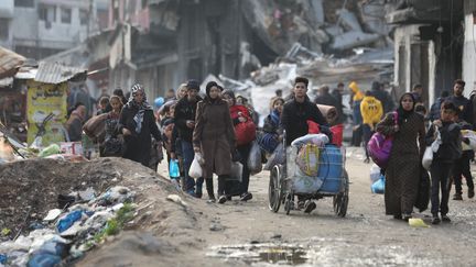 Des Palestiniens quittent un quartier du nord de la ville de Gaza, le 20 février 2024. (DAWOUD ABO ALKAS / ANADOLU / AFP)