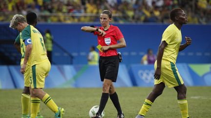 L'arbitre Stéphanie Frappart, lors d'une rencontre entre l'Afrique du Sud et le Brésil, aux Jeux olympique de Rio, le 9 août 2016. (RAPHAEL ALVES / AFP)