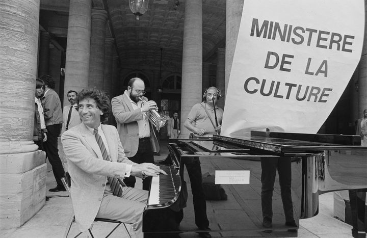 Le ministre de la culture Jack Lang s'est assis au piano pour annoncer le plus grand concert du monde : la fête de la musique au Ministère de la Culture. (PIERRE VAUTHEY / SYGMA)