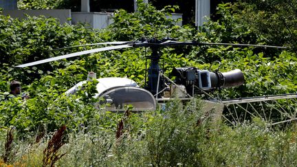 L'hélicoptère Alouette II abandonné après l'évasion spectaculaire de Redoine Faïd de la prison de Réau (Seine-et-Marne), le 1er juillet 2018. (GEOFFROY VAN DER HASSELT / AFP)