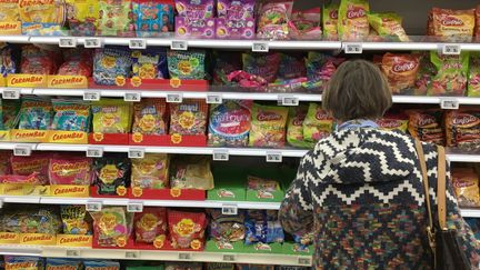 Une cliente devant le rayon bonbons d'un supermarché français. Sur les dix-huit&nbsp;confiseries testées par "60 Millions de consommateurs", toutes contenaient des&nbsp;nanoparticules. (Jean-François FREY / PHOTOPQR / L'ALSACE / MAXPPP)