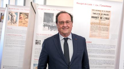 François Hollande, ancien président de la République française lors d'un déplacement dans la Drôme devant une exposition sur l'hymne national La Marseillaise de Rouget de L'Isle, à, Bourg-lès-Valence, le 18 mars 2024. (NICOLAS GUYONNET / HANS LUCAS)