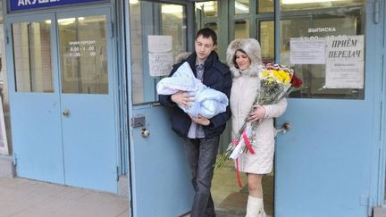 Un couple sort de la maternité avec son nouveau né, à Rostov-sur-le-don. (SERGEY PIVOVAROV / RIA NOVOSTI)