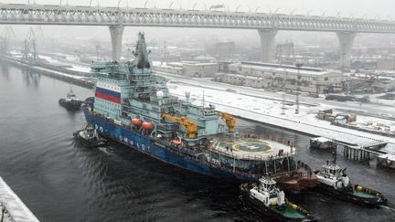 Le brise-glace russe "Arktika" de retour à Saint-Pétersbourg (Russie) après deux journées de test, samedi 14 février 2019. (OLGA MALTSEVA / AFP)