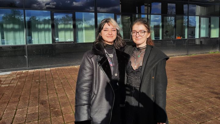 Camille et Léana, en couple,&nbsp;étudient à l'université de Champs sur Marne. (JEROME JADOT / RADIO FRANCE)