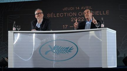 Le délégué général du Festival de Cannes Thierry Fremaux et Pierre Lescure lors de la présentation de la Sélection officielle du 75e Festival de Cannes au cinéma UGC Normandie à Paris le 14 avril 2022. (EMMANUEL DUNAND / AFP)