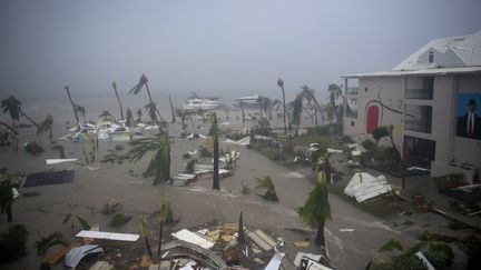 Un hôtel ravagé à Marigot, sur l'île de Saint-Martin, le 6 septembre 2017, après le passage de l'ouragan Irma. &nbsp; (LIONEL CHAMOISEAU / AFP)