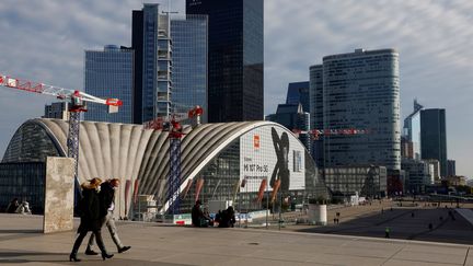 Dans le quartier de La Défense en région parisienne , le 6 novembre 2020 (photo d'illustration). (LUDOVIC MARIN / AFP)