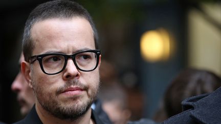 Nicolas Demorand, le dirceteur de la publication de "Lib&eacute;ration", le 18 novembre 2013, devant les locaux du journal, &agrave; Paris, o&ugrave; un assistant-photographe a &eacute;t&eacute; touch&eacute; par des tirs de fusil. (KENZO TRIBOUILLARD / AFP)