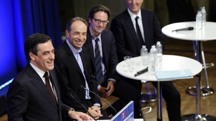 Le Premier ministre, Fran&ccedil;ois Fillon, le secr&eacute;taire g&eacute;n&eacute;ral de l'UMP,&nbsp;Jean-Fran&ccedil;ois Cop&eacute;, et le secr&eacute;taire d'Etat au commercre, Fr&eacute;d&eacute;ric Lefebvre, le 25 juin 2011 &agrave; Paris. Les deux derniers sont aussi avocats.&nbsp; (MIGUEL MEDINA / AFP)