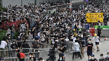 Des manifestants occupent deux artères principales de Hong Kong près du siège du gouvernement, le 12 juin 2019. (ANTHONY WALLACE / AFP)