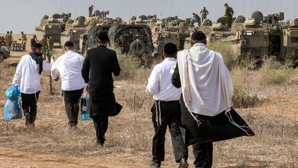 Des juifs ultra-orthodoxes rendent visite à des soldats de l'armée israélienne, pendant la guerre contre le Hamas. (MENAHEM KAHANA / AFP)