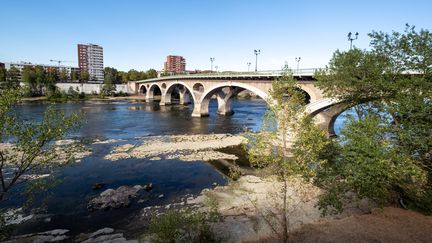 La&nbsp;Garonne a atteint un niveau historiquement bas, au cours de l'été, comme ici à Toulouse (Haute-Garonne), le 24 août 2022. (ADRIEN NOWAK / HANS LUCAS / AFP)