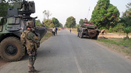 Des soldats fran&ccedil;ais de l'op&eacute;ration Sangaris contr&ocirc;lent l'acc&egrave;s &agrave; la ville de Sibut (Centrafrique), le 1er f&eacute;vrier. (JEAN-PIERRE CAMPAGNE / AFP)