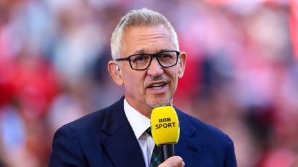 Le présentateur de la BBC Gary Lineker commente un match entre Manchester City et Liverpool, le 16 avril 2022, à Manchester (Royaume-Uni). (RYAN CROCKETT/JMP/SHUTTERSTOCK/ SIPA)