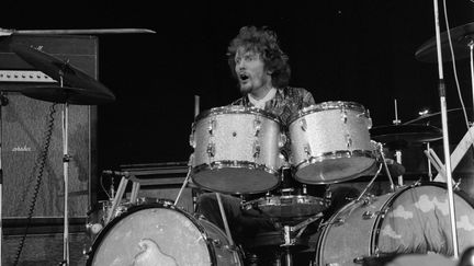 Ginger Baker, alors batteur du groupe Cream en 1967 sur la scène du Palais des Sports à Paris pour le Festival de pop music.&nbsp;&nbsp; (DANIEL LEFEVRE / INA)