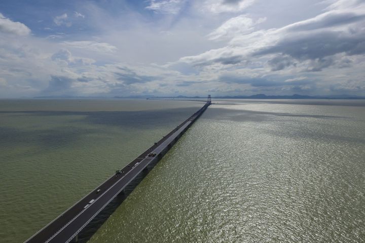 Le pont le plus long du monde&nbsp;relie&nbsp;Hong Kong, Zhuhai&nbsp;et Macao, le 11 octobre 2018. (CHEN JIMIN / IMAGINECHINA / AFP)