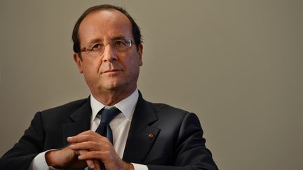 Le pr&eacute;sident Fran&ccedil;ois Hollande au Royaume-Uni, avant une conf&eacute;rence de presse avec le Premier ministre britannique David Cameron, le 6 septembre 2012. (BEN STANSALL / AFP)