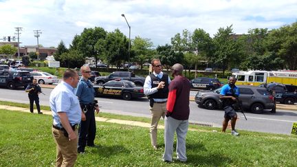 Des policiers sur les lieux de la fusilade à Annapolis (Etats-Unis), le 28 juin 2018. (REUTERS)