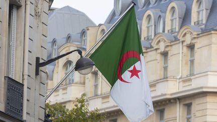 Le drapeau de l'Algérie, accroché à l'ambassade algérienne à Paris. (VINCENT ISORE / MAXPPP)