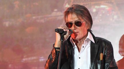 Jacques Dutronc donne un concert lors du Etam Fashin Show, à Paris, le 27 septembre 2016. (LAURENTVU / SIPA)