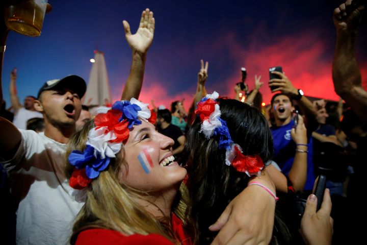 A Marseille, comme dans d'autres villes françaises, la victoire a été fêtée par des chants et des embrassades. (JEAN-PAUL PELISSIER / REUTERS)