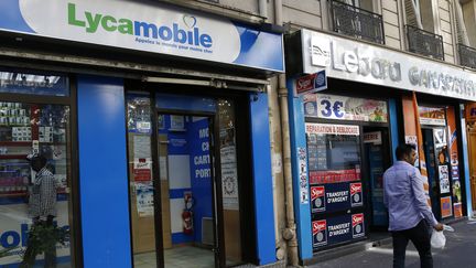 Une boutique Lycamobile, le 29 août 2015, à Paris. (THOMAS SAMSON / AFP)