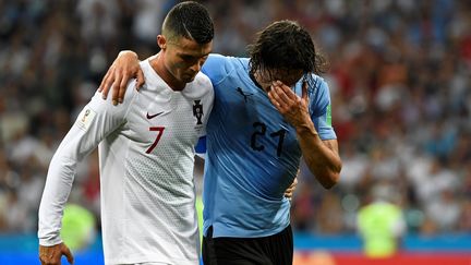 Le Portugais Cristiano Ronaldo et Edison Cavani le 30 juin 2018 à Sotchi (Russie). (JONATHAN NACKSTRAND / AFP)