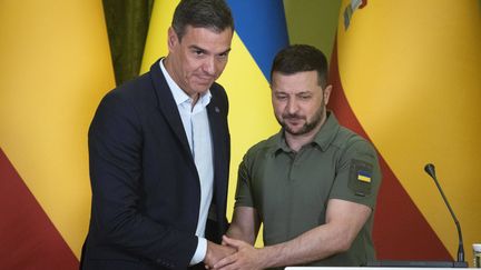 Le Premier ministre espagnol Pedro Sanchez et le président ukrainien Volodymyr Zelensky lors d'une conférence de presse à Kiev (Ukraine), le 1er juillet 2023. (EFREM LUKATSKY/AP/SIPA / SIPA)