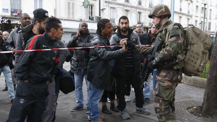 Un soldat français sécurise le périmètre d'intervention des forces de l'ordre, à Saint-Denis, le 18 novembre 2015. (JACKY NAEGELEN / REUTERS)