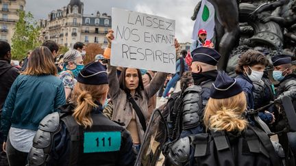 Des policiers encerclent des manifestants anti-masques à Paris, place de la Nation, le 29 août 2020 (AURELIEN MORISSARD / MAXPPP)