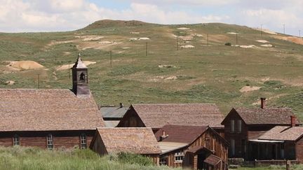 Abandonnée dans les années 1940, la petite ville de Bodie (Californie, États-Unis) est restée figée comme au temps du Far West. Le lieu semble sortir tout droit d'un album de Lucky Luke. Reportage. (FRANCEINFO)