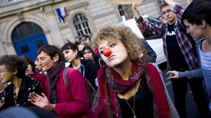 Des "indign&eacute;s" d&eacute;filent contre les mesures d'aust&eacute;rit&eacute;, le 15 octobre 2011 &agrave; Paris. (RAFAEL YAGHOBZADEH&nbsp;/ SIPA)