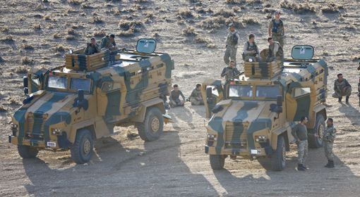 Militaires turcs au poste-frontière de Mursitpinar (sud-est de la Turquie), à la frontière avec la Syrie, le 15 octobre 2014.