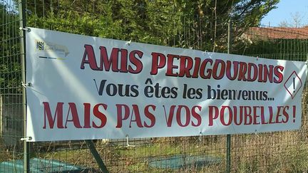 Le maire d’un village charentais a fait installer une banderole pour exprimer son ras-le-bol face au manque de civisme de ses voisins périgourdins qui jettent leurs poubelles dans sa commune.