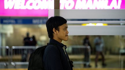 Le pêcheur philippin Rolando Omongos, 21 ans, à l'aéroport de Manille (Philippines), mercredi 29 mars 2017. (NOEL CELIS / AFP)