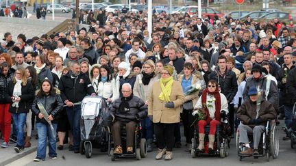 Environ 400 personnes ont particip&eacute;, le 29 novembre 2013, &agrave;&nbsp;Berck-sur-Mer (Pas-de-Calais), &agrave; une marche blanche en m&eacute;moire de la fillette retrouv&eacute;e morte sur la plage. (FRANÇOIS LO PRESTI / AFP)