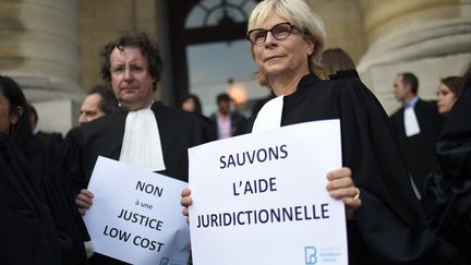 Des avocats protestent contre la r&eacute;forme de l'aide juridictionnelle, le 26 octobre 2015, devant le palais de justice de Paris. (STEPHANE DE SAKUTIN / AFP)