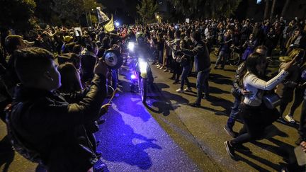 Des manifestants protestent devant le domicile du président colombien Ivan Duque, le 22 novembre 2019 à Bogota. (JUAN BARRETO / AFP)