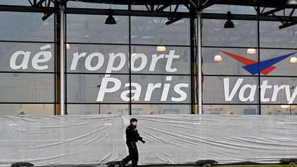 A French gendarme patrols around a terminal at Vatry airport (Marne), December 23, 2023, two days after authorities grounded a plane on suspicion of "human trafficking".  (FRANCOIS NASCIMBENI / AFP)