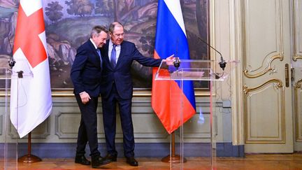 Le ministre russe des Affaires étrangères, Sergueï Lavrov, et le président du Comité international de la Croix-Rouge, Peter Maurer, se quittent à l'issue d'une conférence de presse conjointe, après leurs entretiens à Moscou, le 24 mars 2022. (KIRILL KUDRYAVTSEV / POOL)