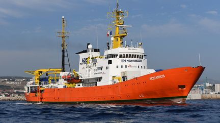 Le navire "Aquarius" quitte le port de Marseille, le 1er août 2018. (BORIS HORVAT / AFP)