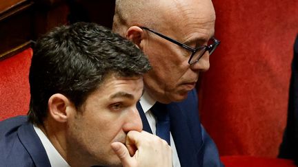 Aurélien Pradié, au premier plan, et Eric Ciotti à l'Assemblée nationale. (LUDOVIC MARIN / AFP)