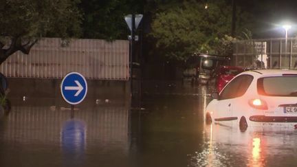 Les orages ont frappé violemment le sud de la France, mardi 6 septembre.&nbsp;Le Gard et l'Hérault ont été particulièrement touchés.&nbsp;À Nîmes (Gard), les pompiers ont passé leur nuit à secourir des habitants.&nbsp; (CAPTURE ECRAN FRANCE 2)