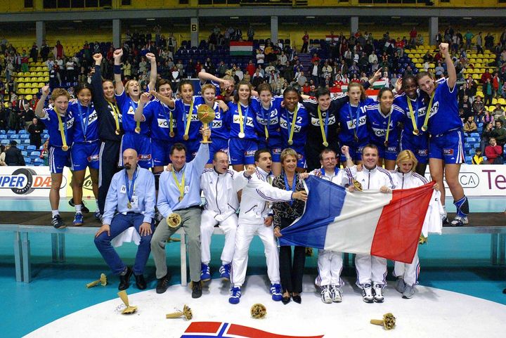 L'équipe de France féminine de handball championne du monde 2003 (ATTILA KISBENEDEK / AFP)