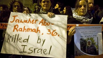 "Jawaher Abu-Rahmah, 36 ans, tuée par Israël" : pancarte de manifestants israéliens à Tel Aviv (1 janv.2011) (AFP/OREN ZIV)